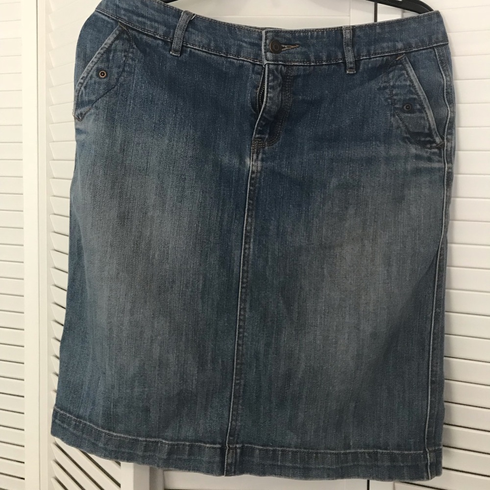 Knee-length denim skirt